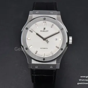 Classic Fusion 42mm SS JJ+F weißes Zifferblatt schwarzes Lederarmband A1110