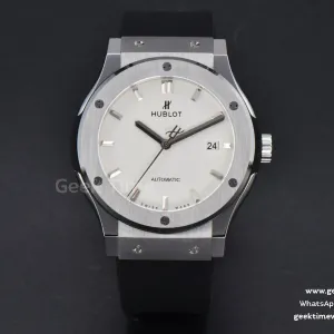 Classic Fusion 42mm SS JJ+F weißes Zifferblatt schwarzes Kautschukarmband A1110