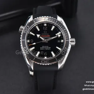 Planet Ocean 600m 42mm VSF esfera negra correa de caucho A8500
